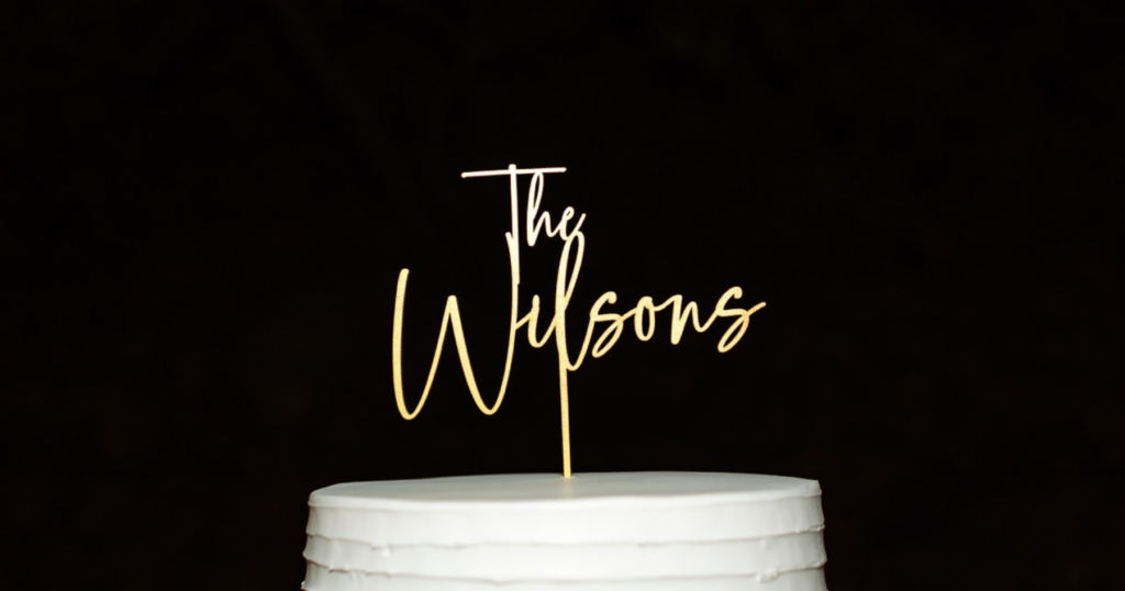 "The Wilsons" sign on the wedding cake. 