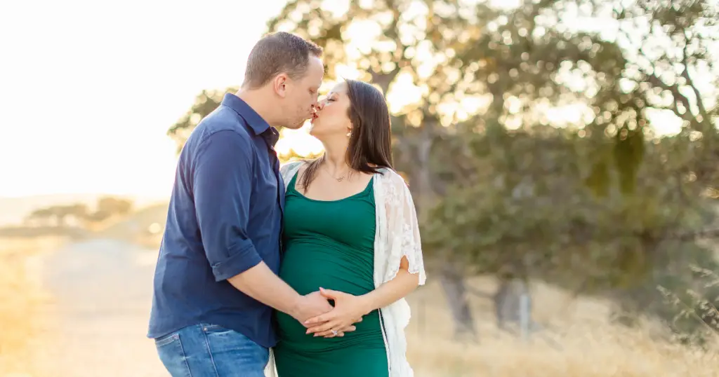 Maternity session capturing the beauty of Del Valle's landscape